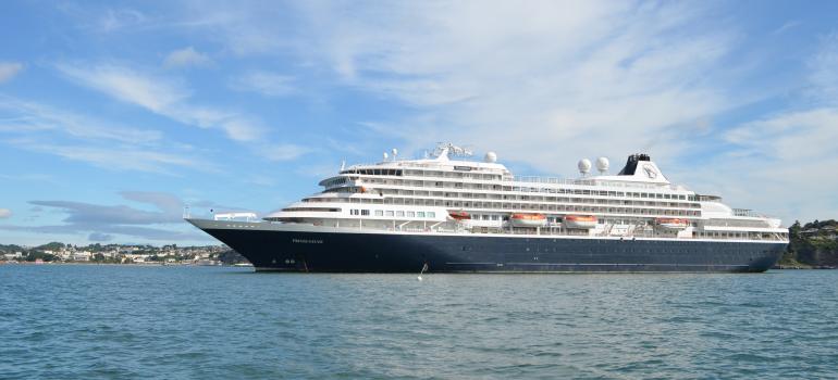 Prinsendam in the bay